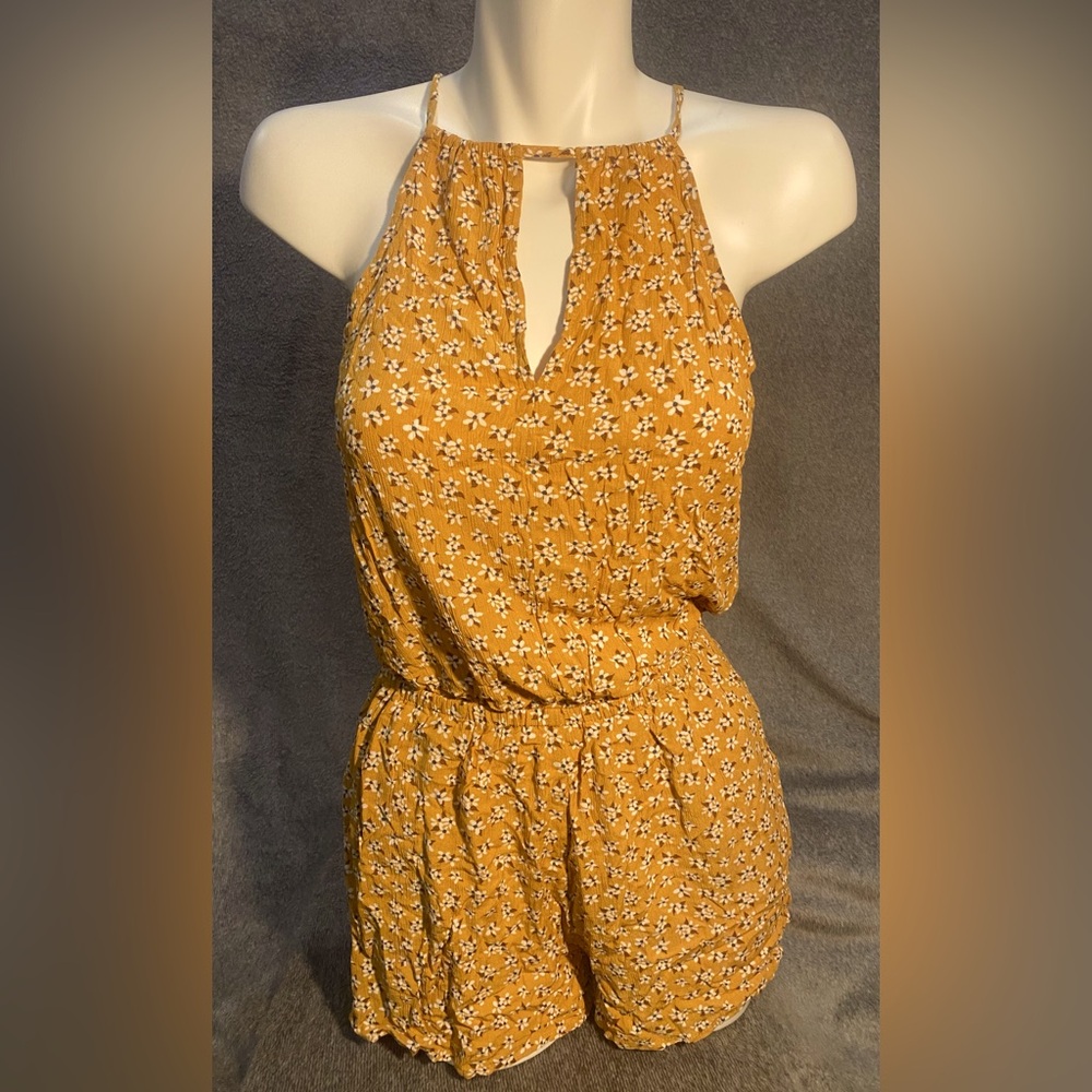 “Aéropostale” Shorts Romper w/ Pockets
Size Small